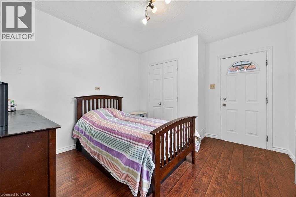 96 Wentworth Street N, Hamilton, ON - Indoor Photo Showing Bedroom