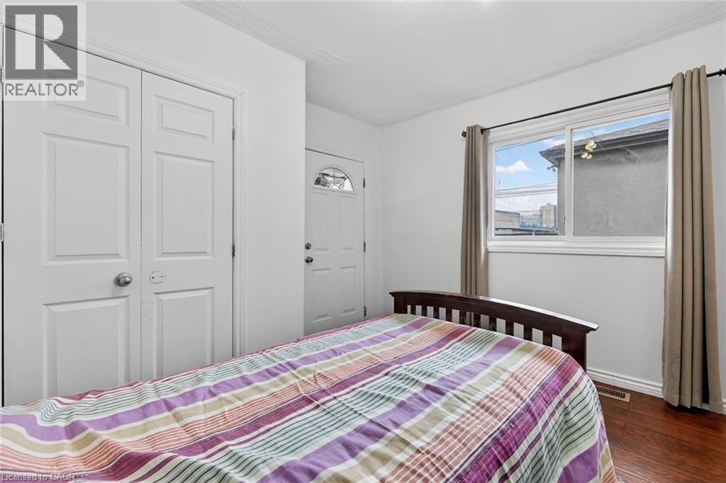 96 Wentworth Street N, Hamilton, ON - Indoor Photo Showing Bedroom