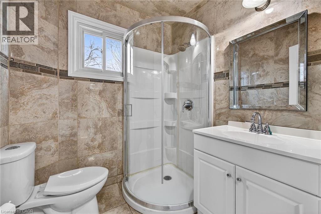 96 Wentworth Street N, Hamilton, ON - Indoor Photo Showing Bathroom