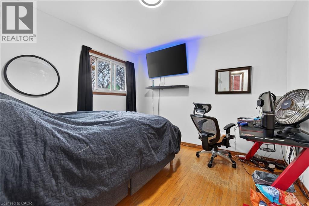 96 Wentworth Street N, Hamilton, ON - Indoor Photo Showing Bedroom