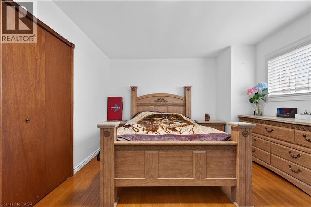 96 Wentworth Street N, Hamilton, ON - Indoor Photo Showing Bedroom