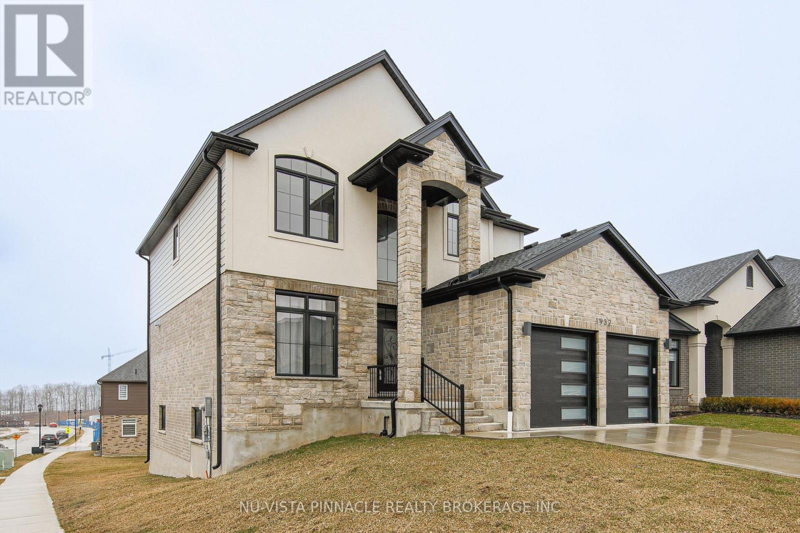 1932 Trailsway Drive, London South (South B), ON - Outdoor
