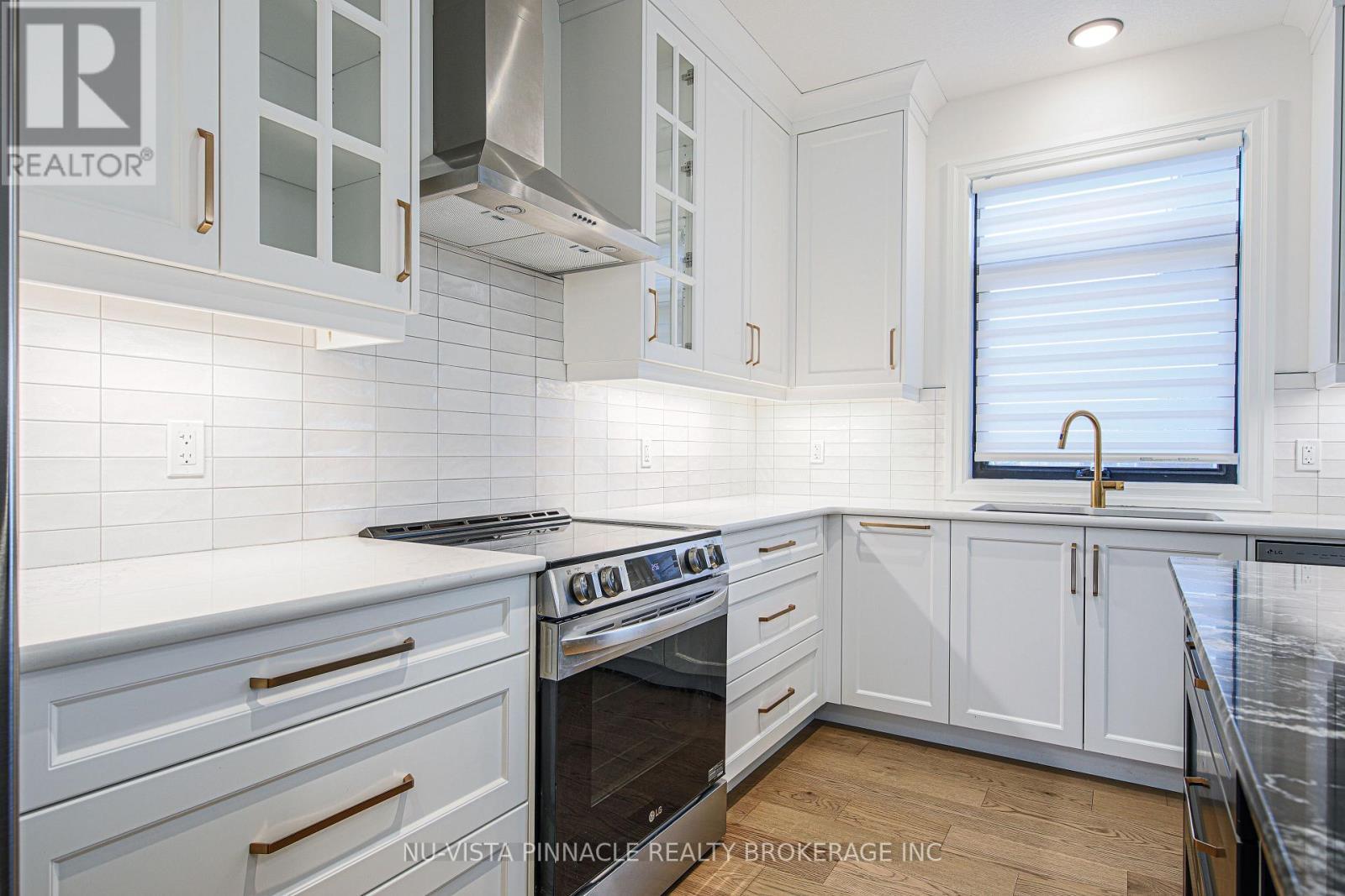 1932 Trailsway Drive, London South (South B), ON - Indoor Photo Showing Kitchen With Upgraded Kitchen