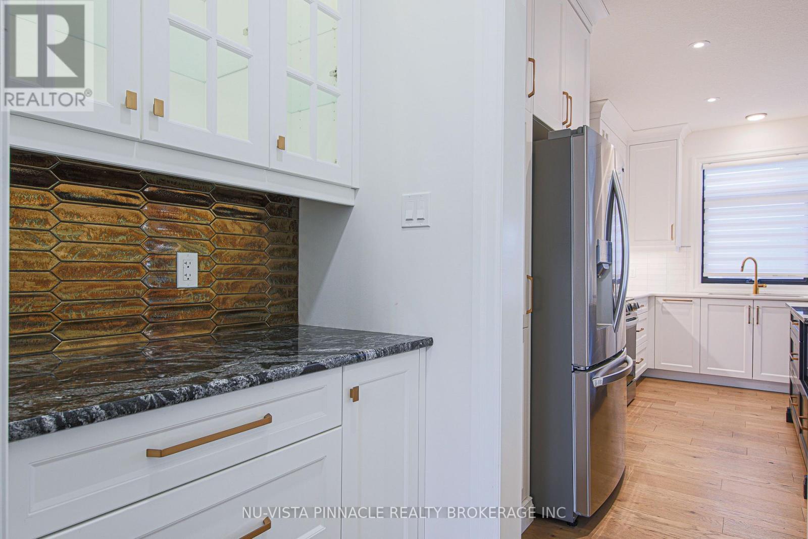 1932 Trailsway Drive, London South (South B), ON - Indoor Photo Showing Kitchen With Upgraded Kitchen