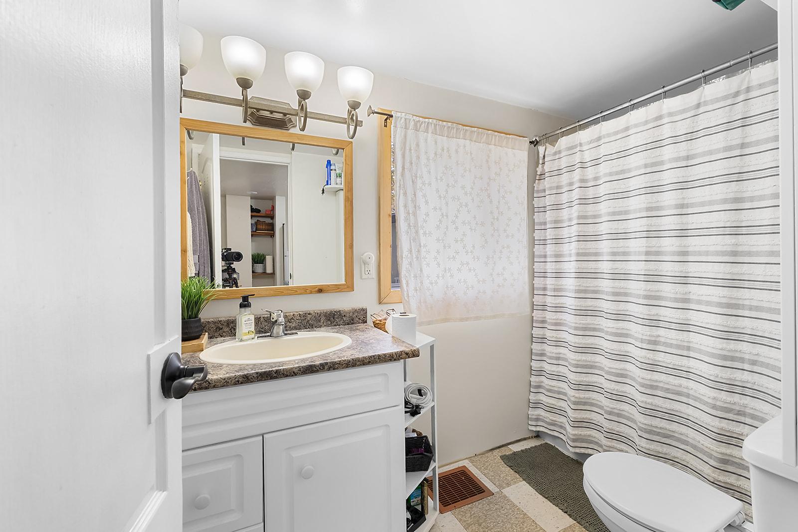 53 Spokane Street, Kimberley, BC - Indoor Photo Showing Bathroom