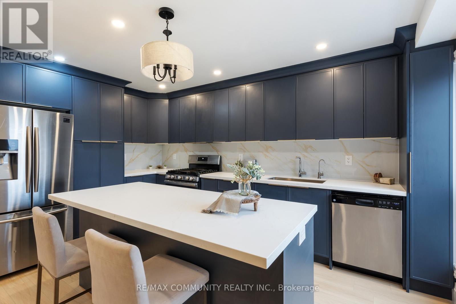 127 Glenvalley Drive, Cambridge, ON - Indoor Photo Showing Kitchen With Upgraded Kitchen