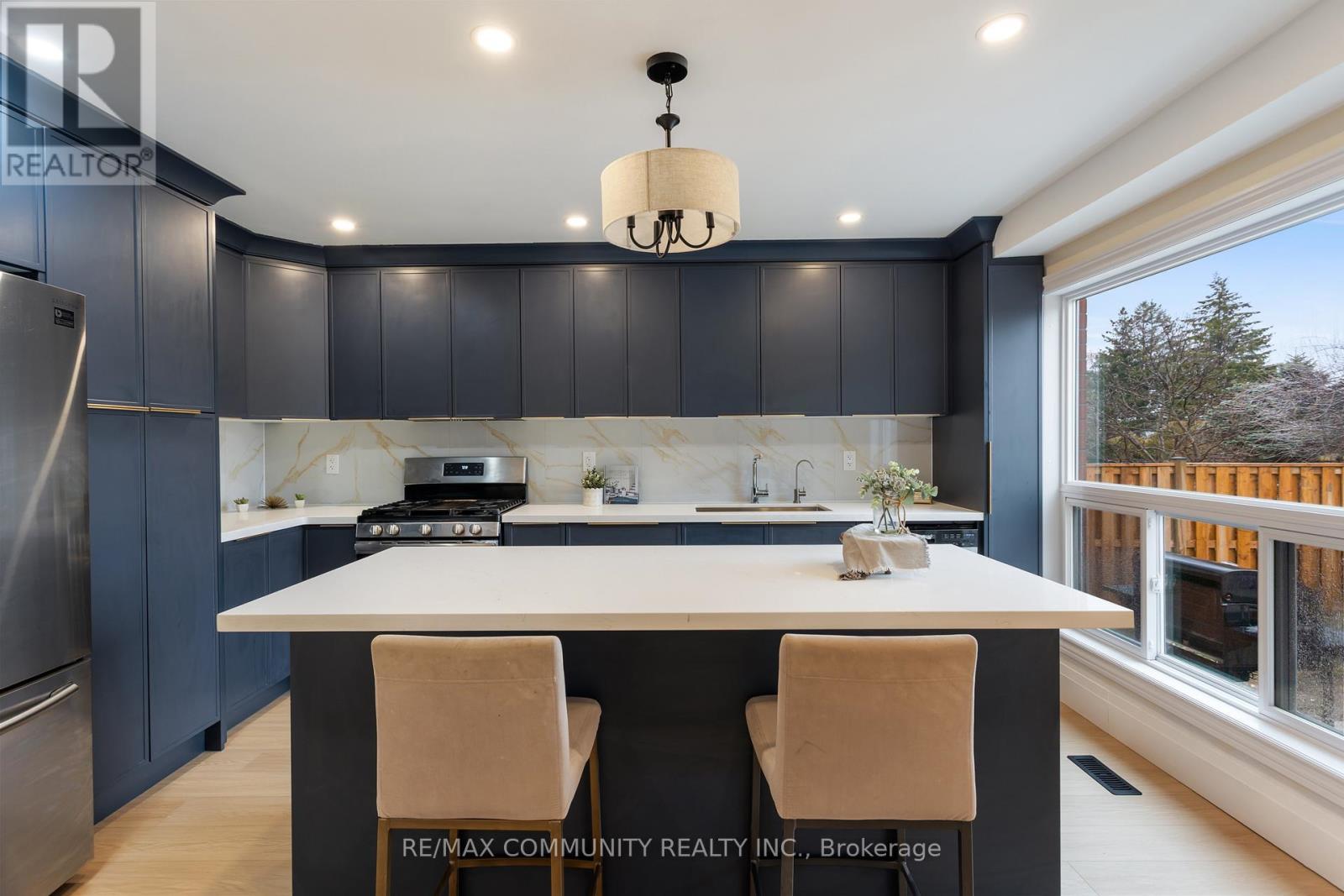 127 Glenvalley Drive, Cambridge, ON - Indoor Photo Showing Kitchen With Upgraded Kitchen