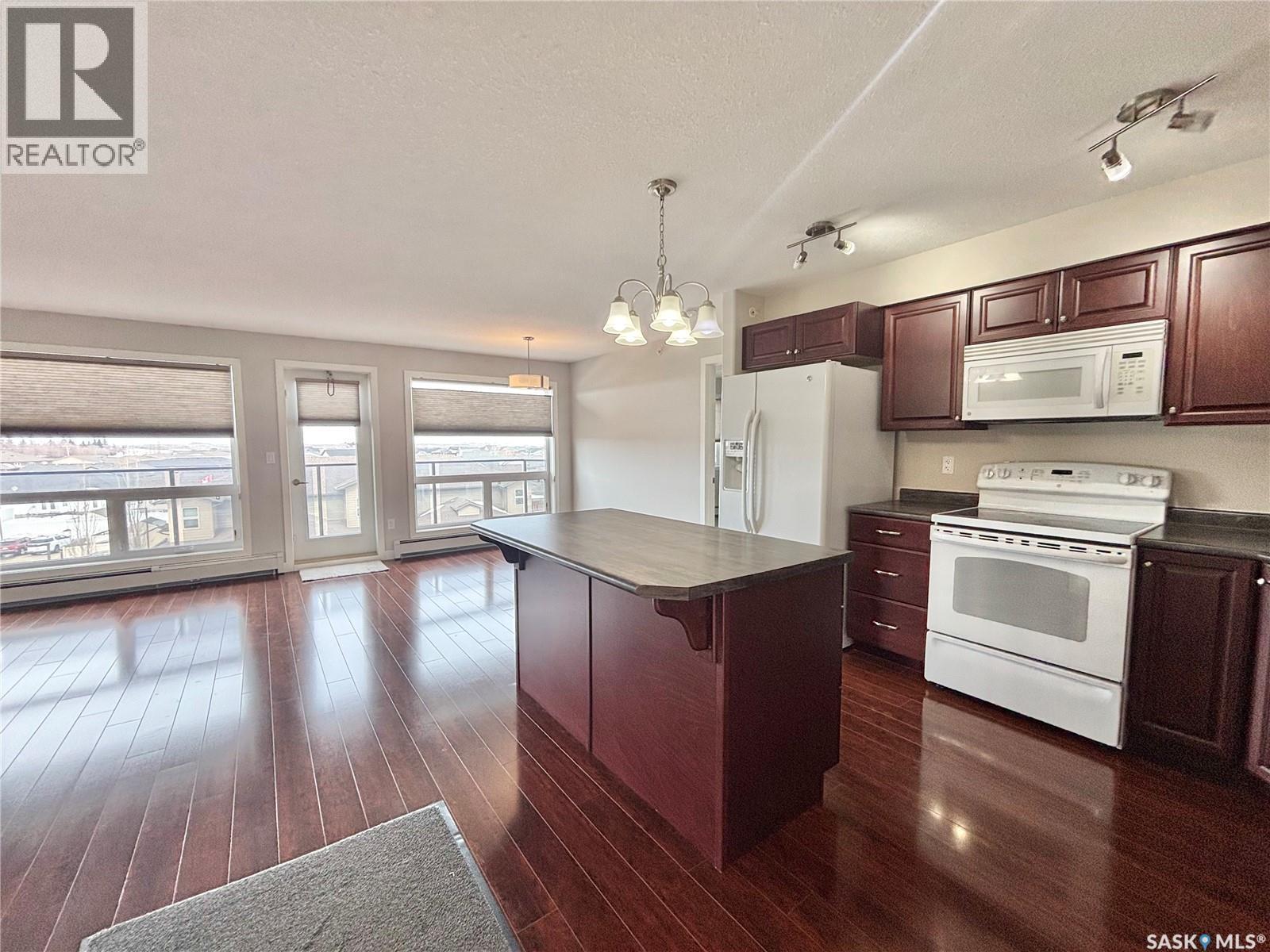 302 333 Morrison Drive, Yorkton, SK - Indoor Photo Showing Kitchen