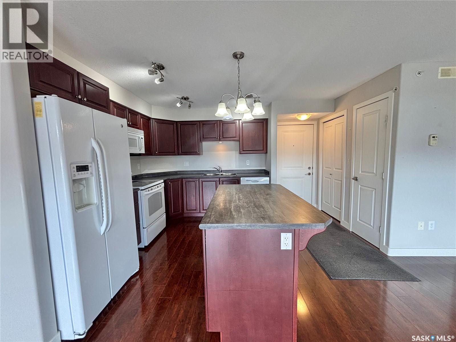 302 333 Morrison Drive, Yorkton, SK - Indoor Photo Showing Kitchen With Double Sink