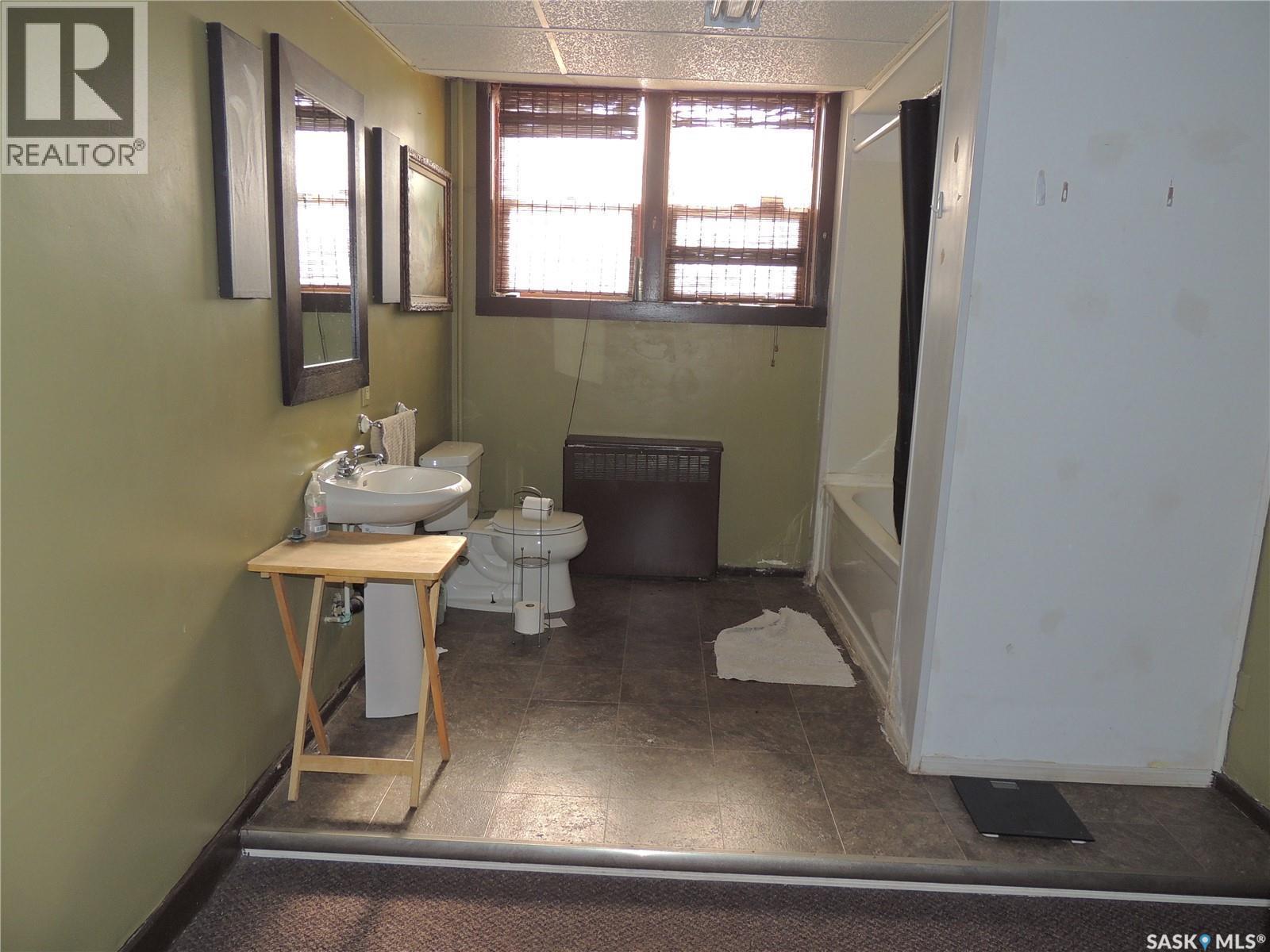 729 Carbon Avenue, Bienfait, SK - Indoor Photo Showing Other Room