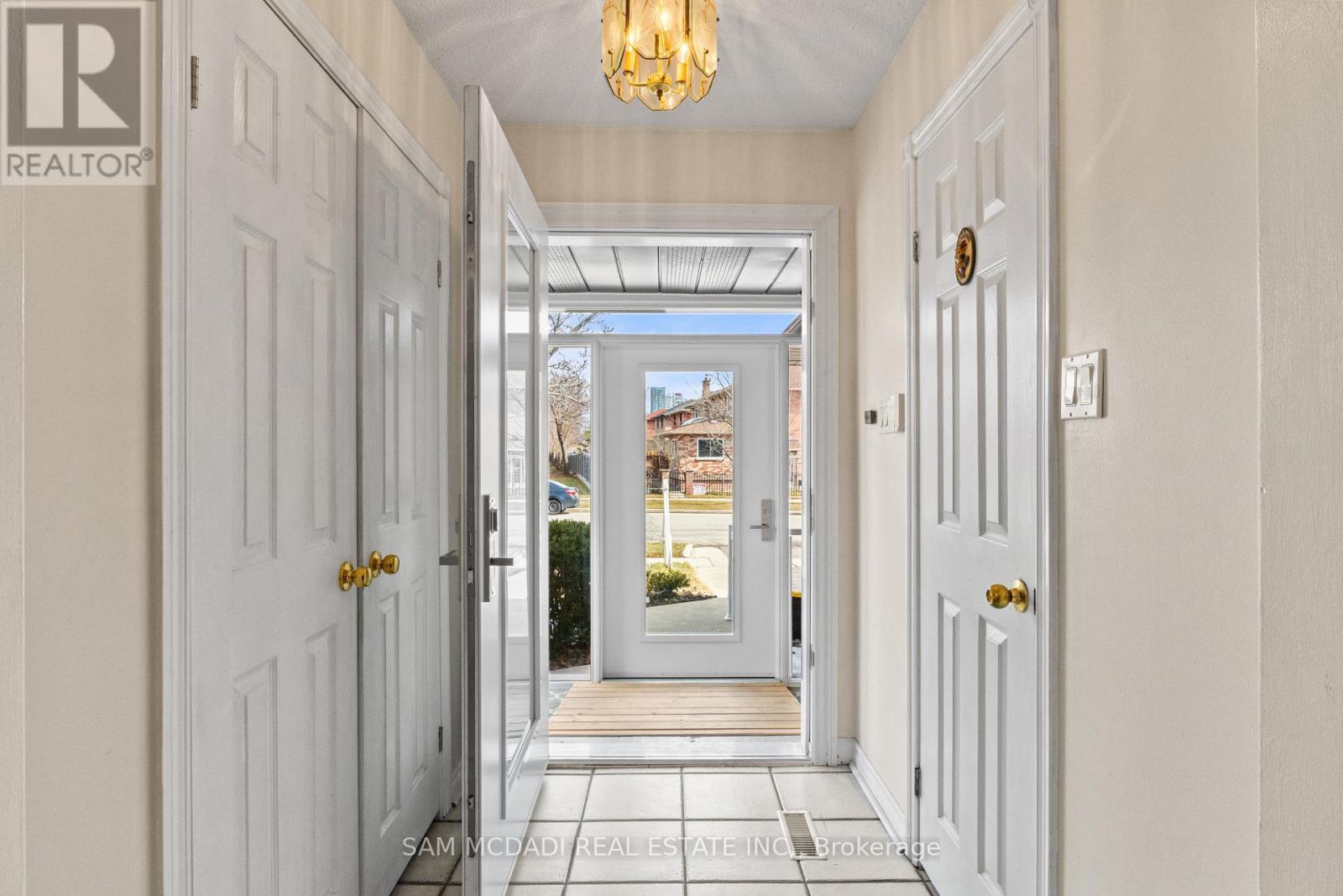 1004 Queensbridge Drive, Mississauga, ON - Indoor Photo Showing Other Room