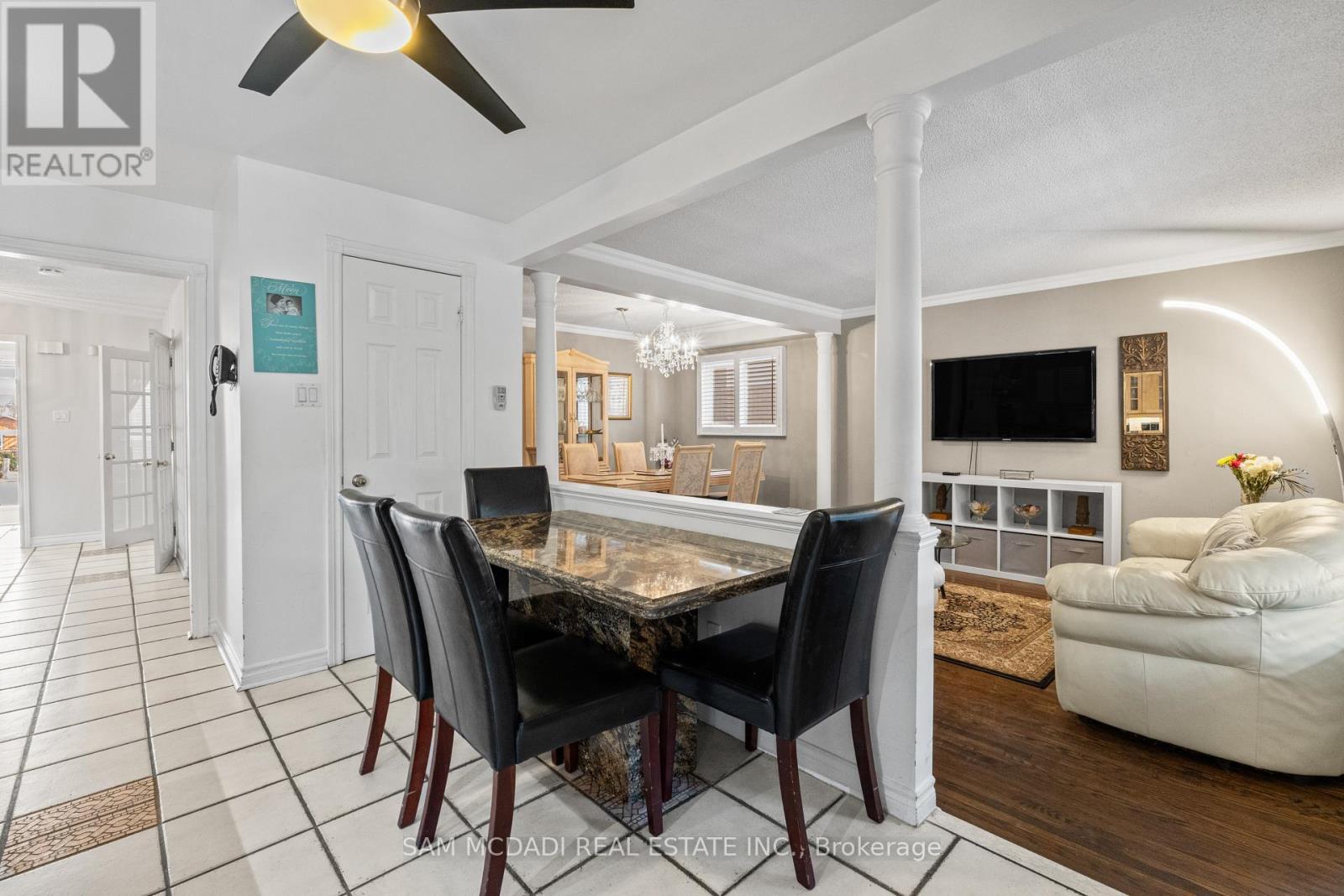 1004 Queensbridge Drive, Mississauga, ON - Indoor Photo Showing Dining Room
