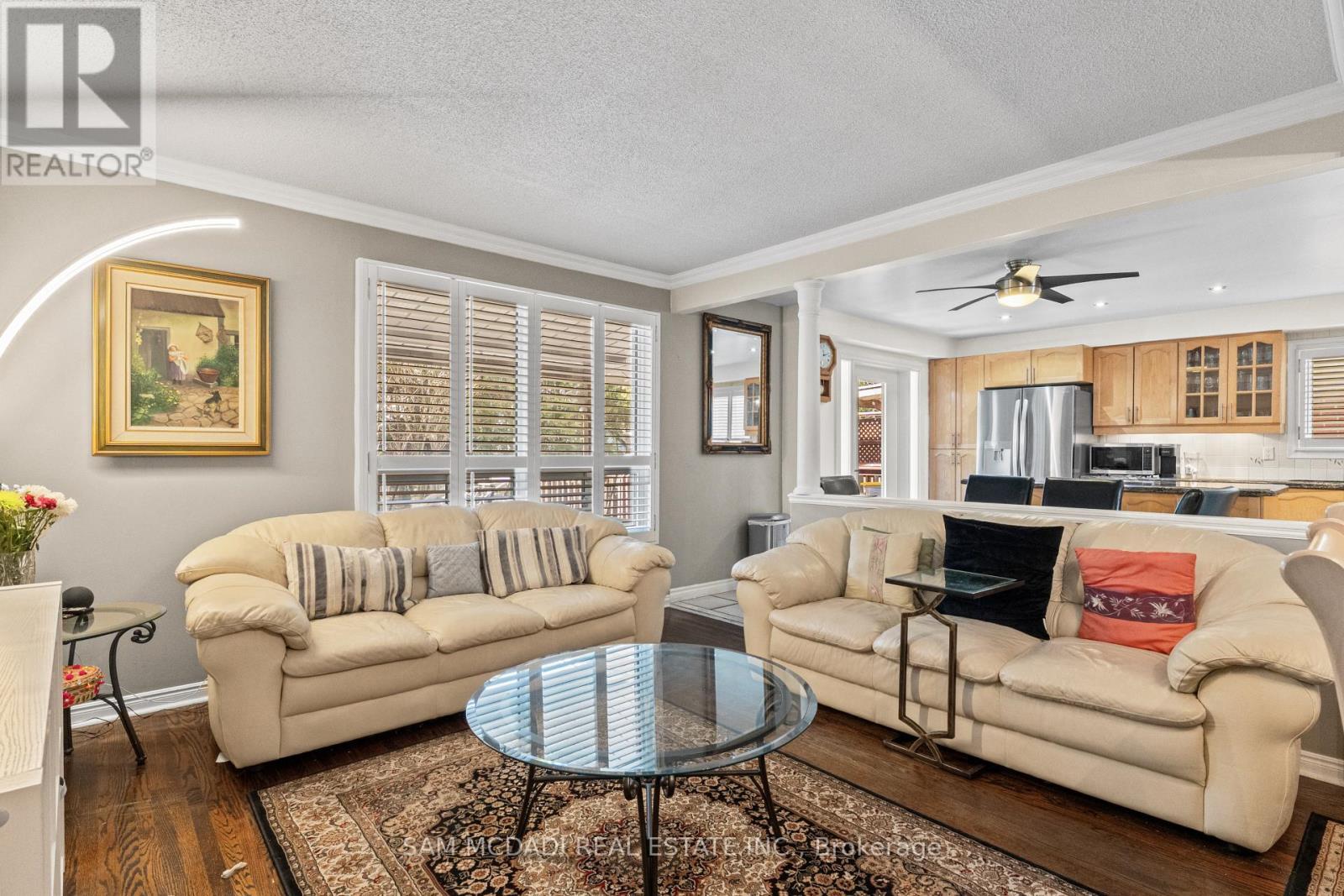 1004 Queensbridge Drive, Mississauga, ON - Indoor Photo Showing Living Room