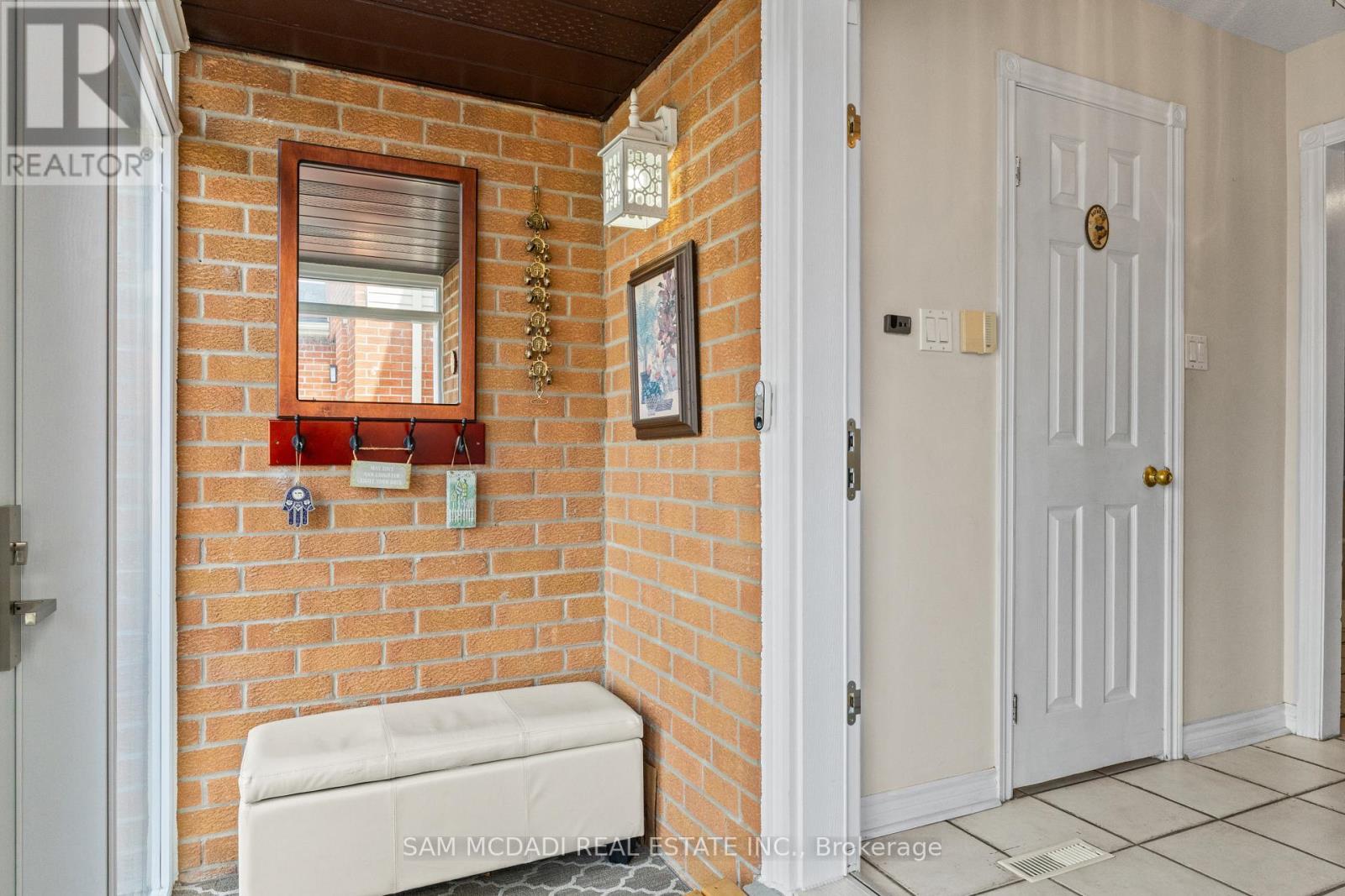 1004 Queensbridge Drive, Mississauga, ON - With Exterior