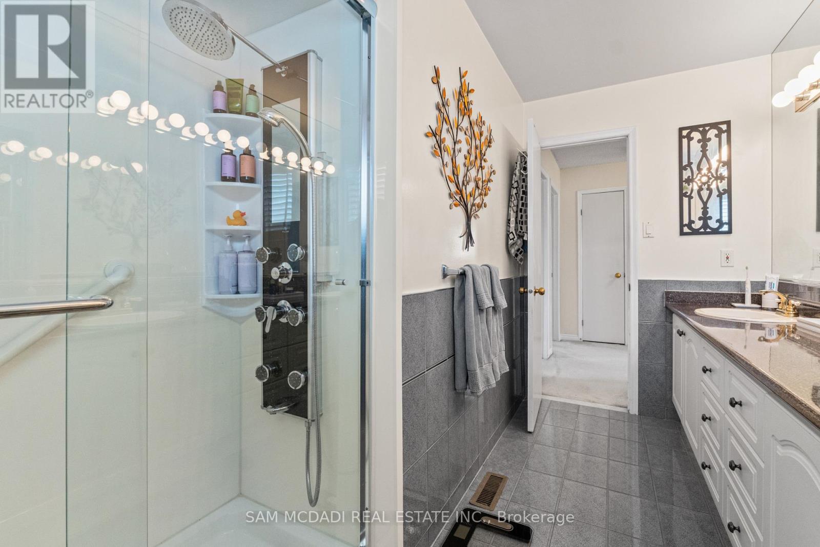 1004 Queensbridge Drive, Mississauga, ON - Indoor Photo Showing Bathroom