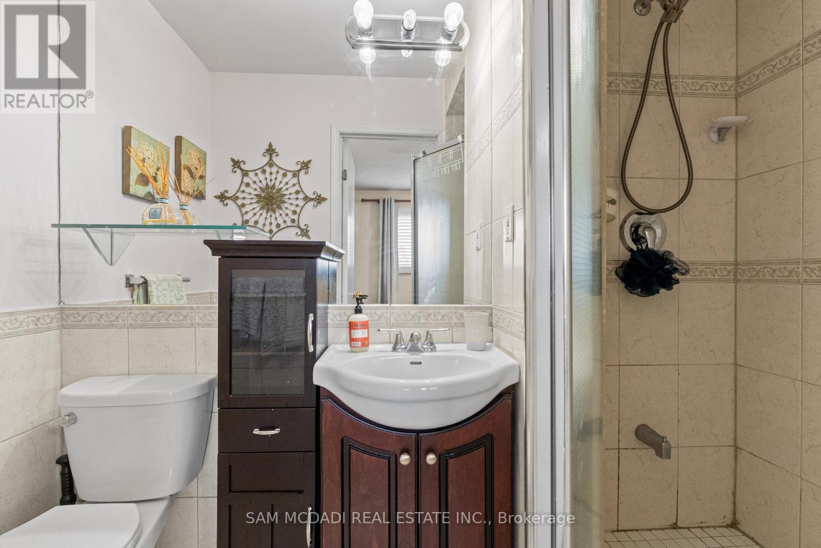 1004 Queensbridge Drive, Mississauga, ON - Indoor Photo Showing Bathroom