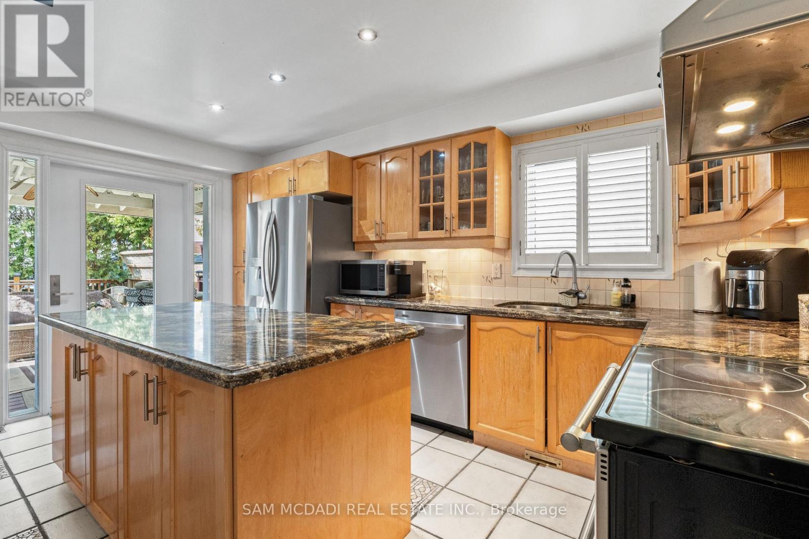 1004 Queensbridge Drive, Mississauga, ON - Indoor Photo Showing Kitchen
