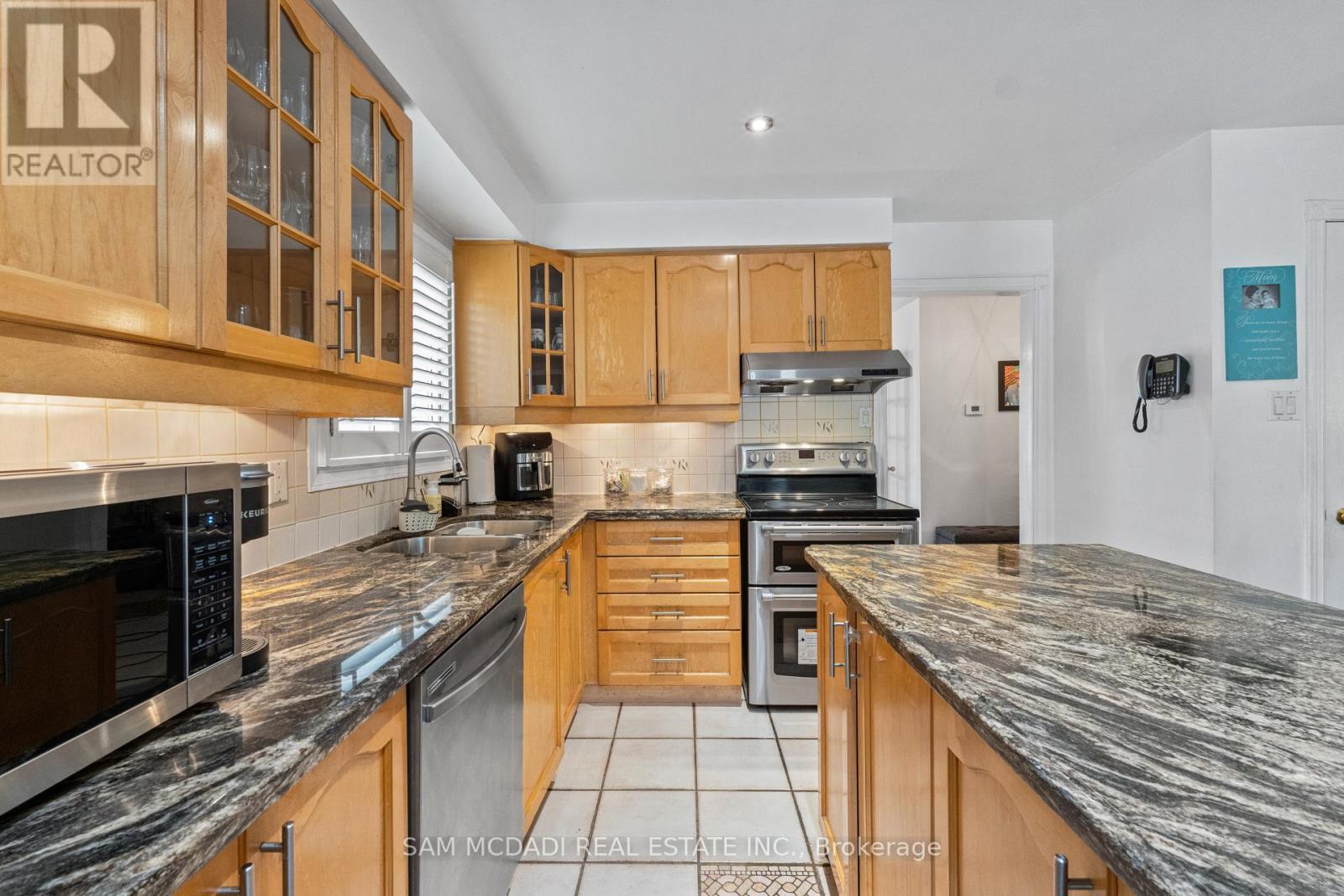 1004 Queensbridge Drive, Mississauga, ON - Indoor Photo Showing Kitchen