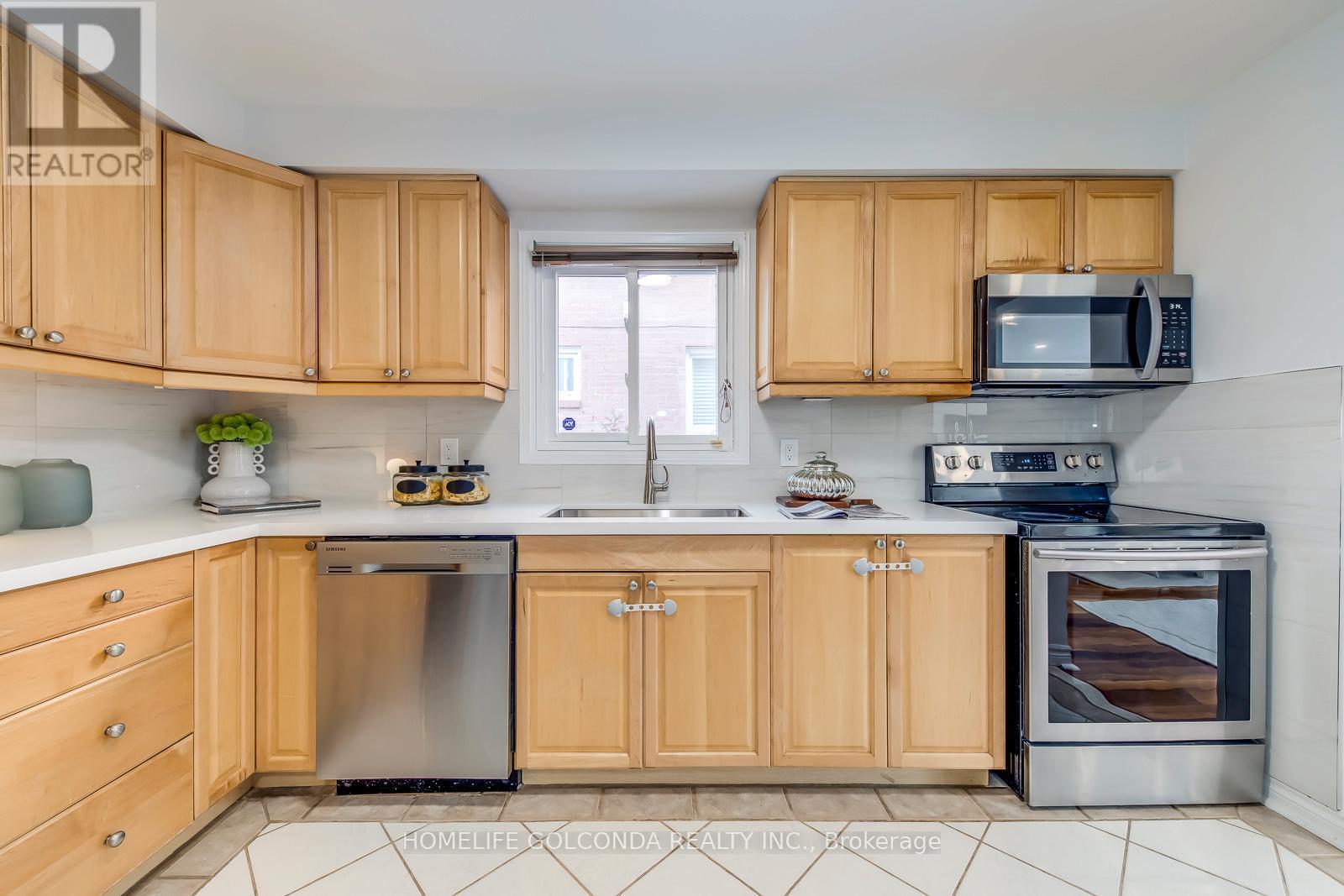 439 Bluesky Crescent, Mississauga, ON - Indoor Photo Showing Kitchen