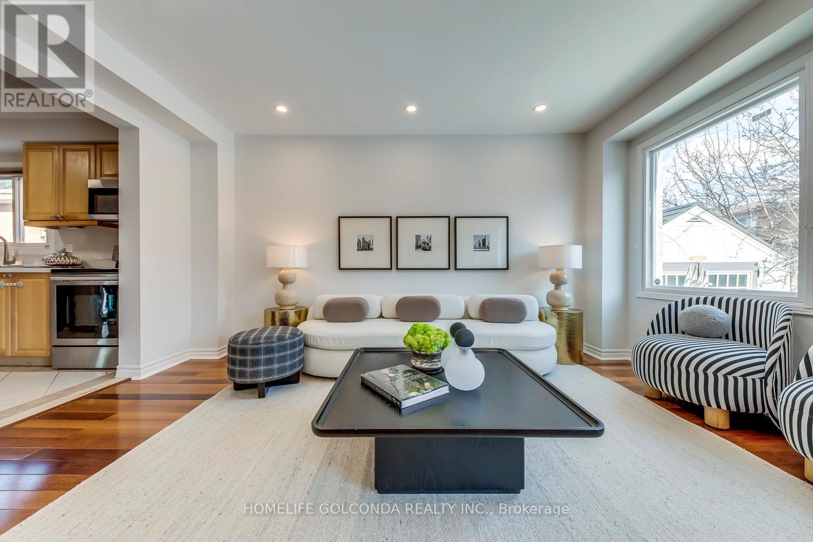 439 Bluesky Crescent, Mississauga, ON - Indoor Photo Showing Living Room