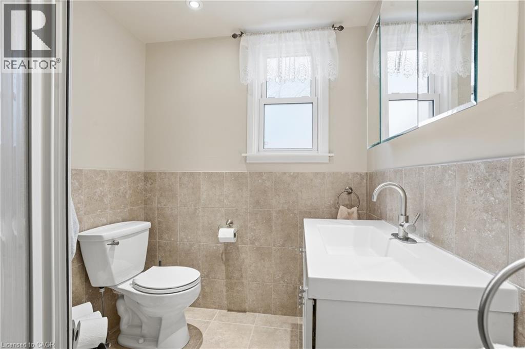 77 Arcade Crescent, Hamilton, ON - Indoor Photo Showing Bathroom