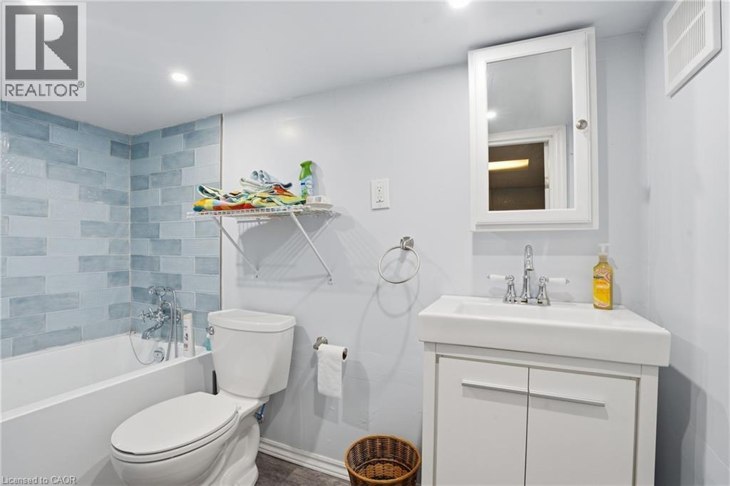 77 Arcade Crescent, Hamilton, ON - Indoor Photo Showing Bathroom