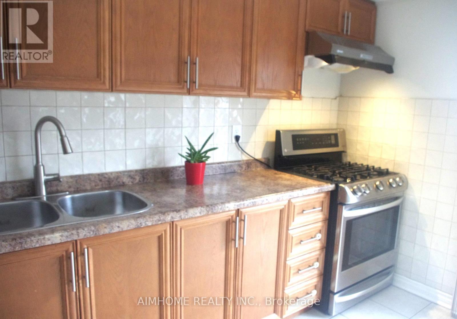 4889 James Austin Drive, Mississauga, ON - Indoor Photo Showing Kitchen With Double Sink