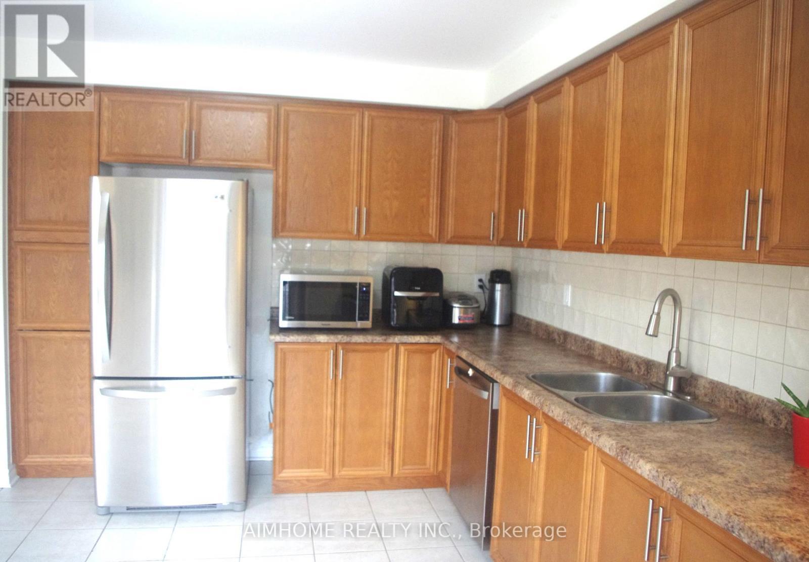 4889 James Austin Drive, Mississauga, ON - Indoor Photo Showing Kitchen With Double Sink