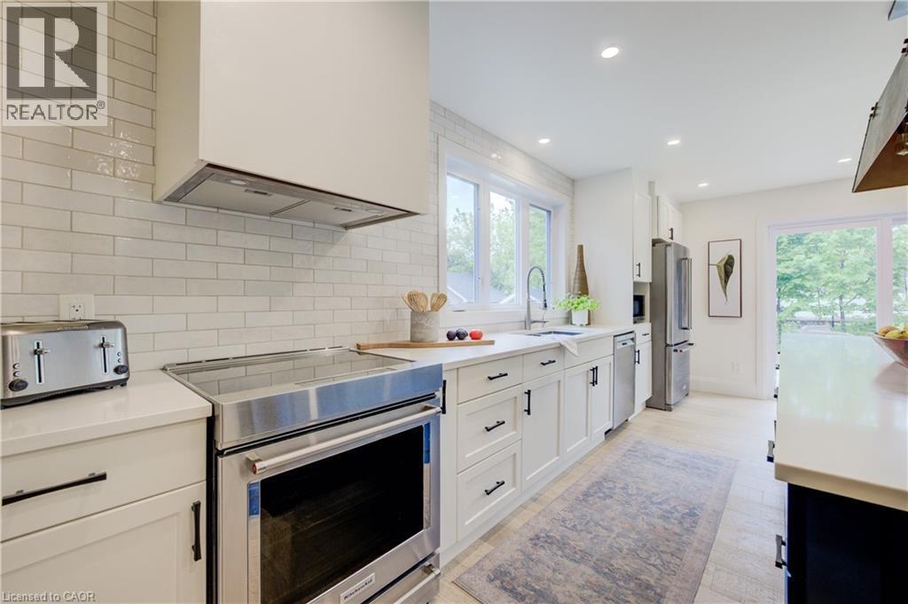 38 Euclid Avenue, Waterloo, ON - Indoor Photo Showing Kitchen With Upgraded Kitchen