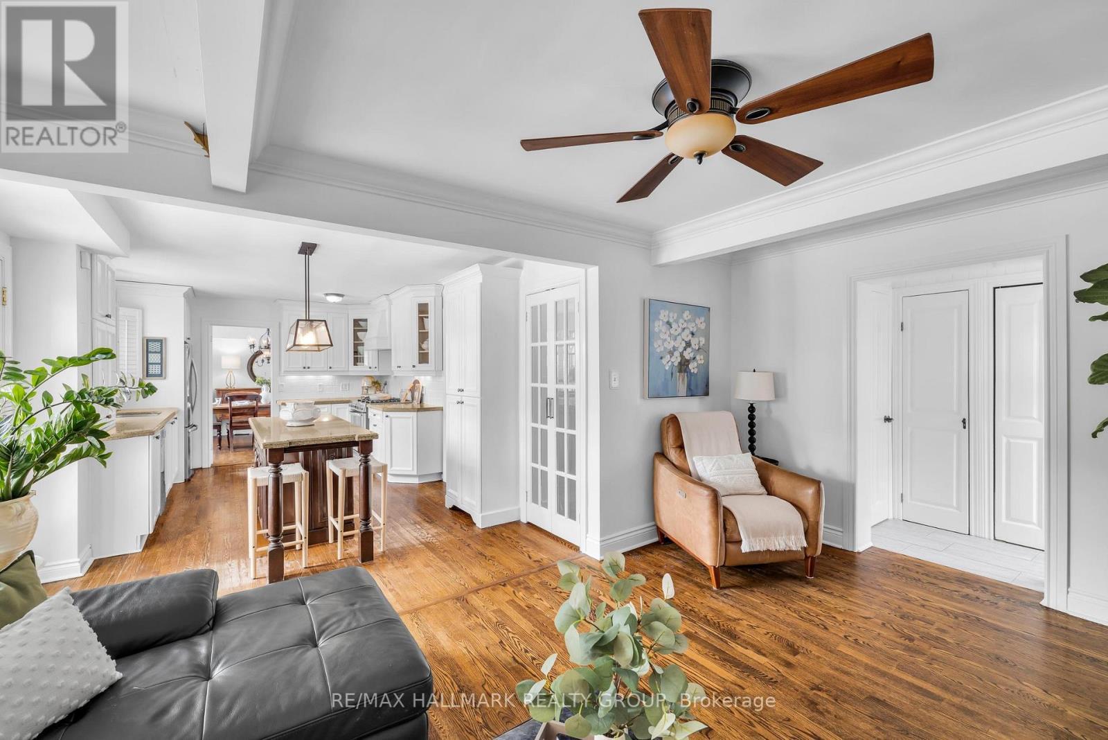 547 Denbury Avenue, Ottawa, ON - Indoor Photo Showing Living Room
