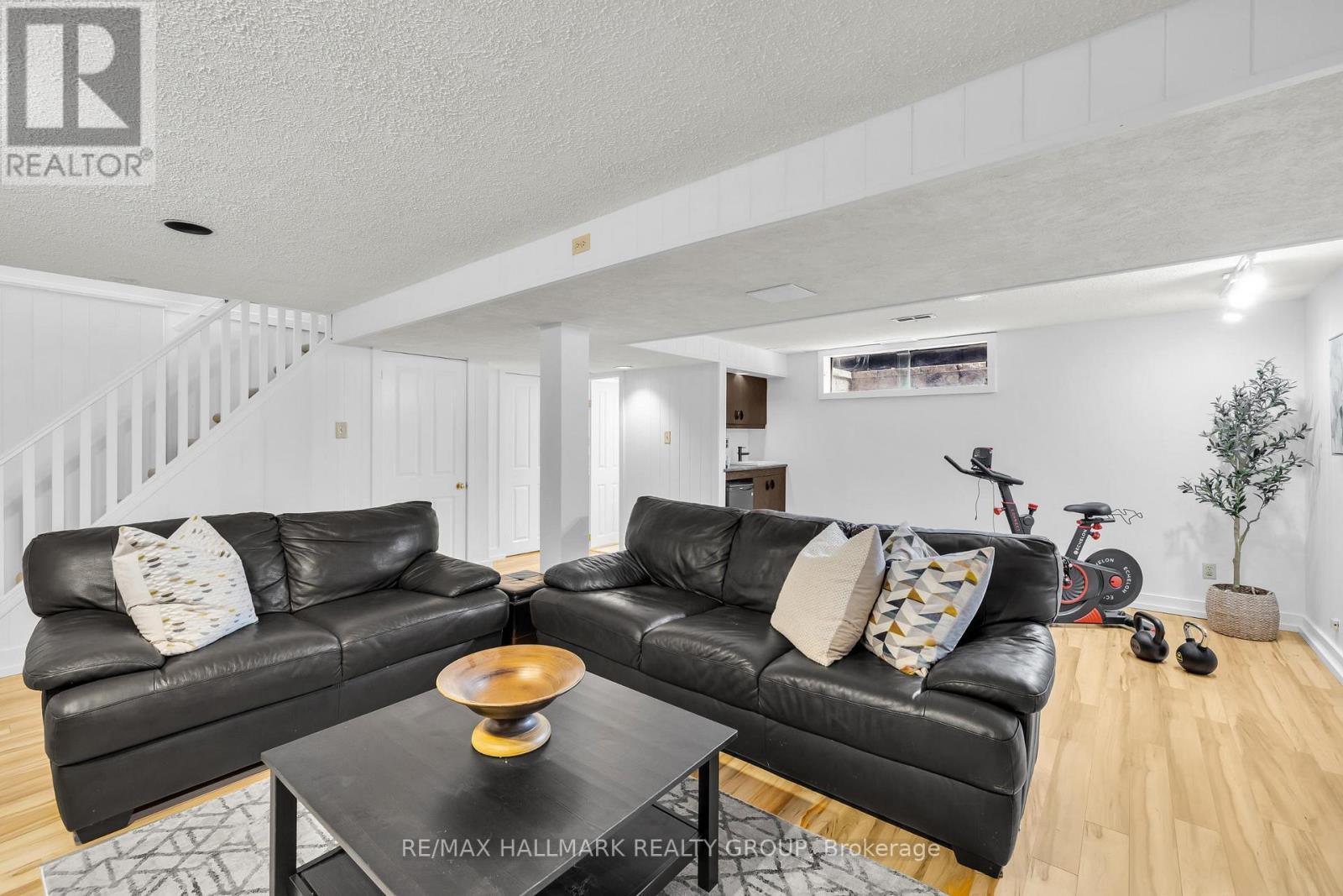 547 Denbury Avenue, Ottawa, ON - Indoor Photo Showing Living Room
