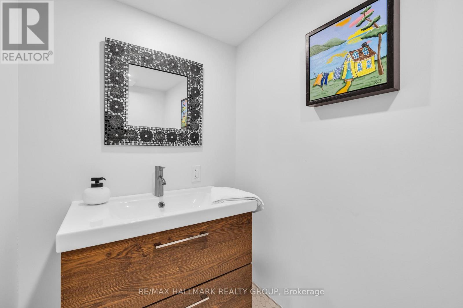 547 Denbury Avenue, Ottawa, ON - Indoor Photo Showing Bathroom