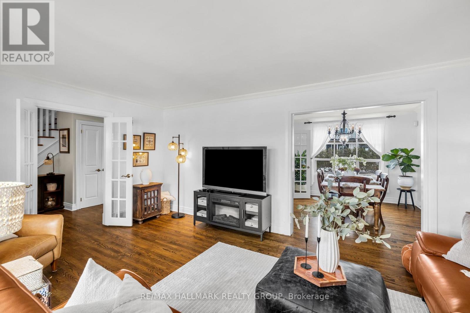 547 Denbury Avenue, Ottawa, ON - Indoor Photo Showing Living Room