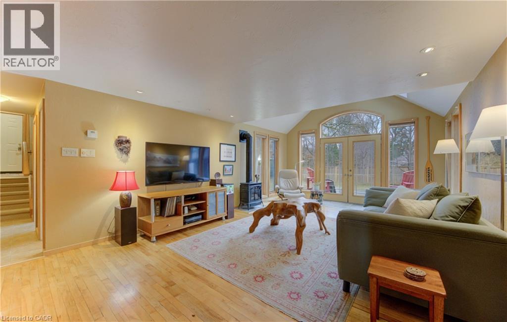 140 Aberdeen Road, Kitchener, ON - Indoor Photo Showing Living Room