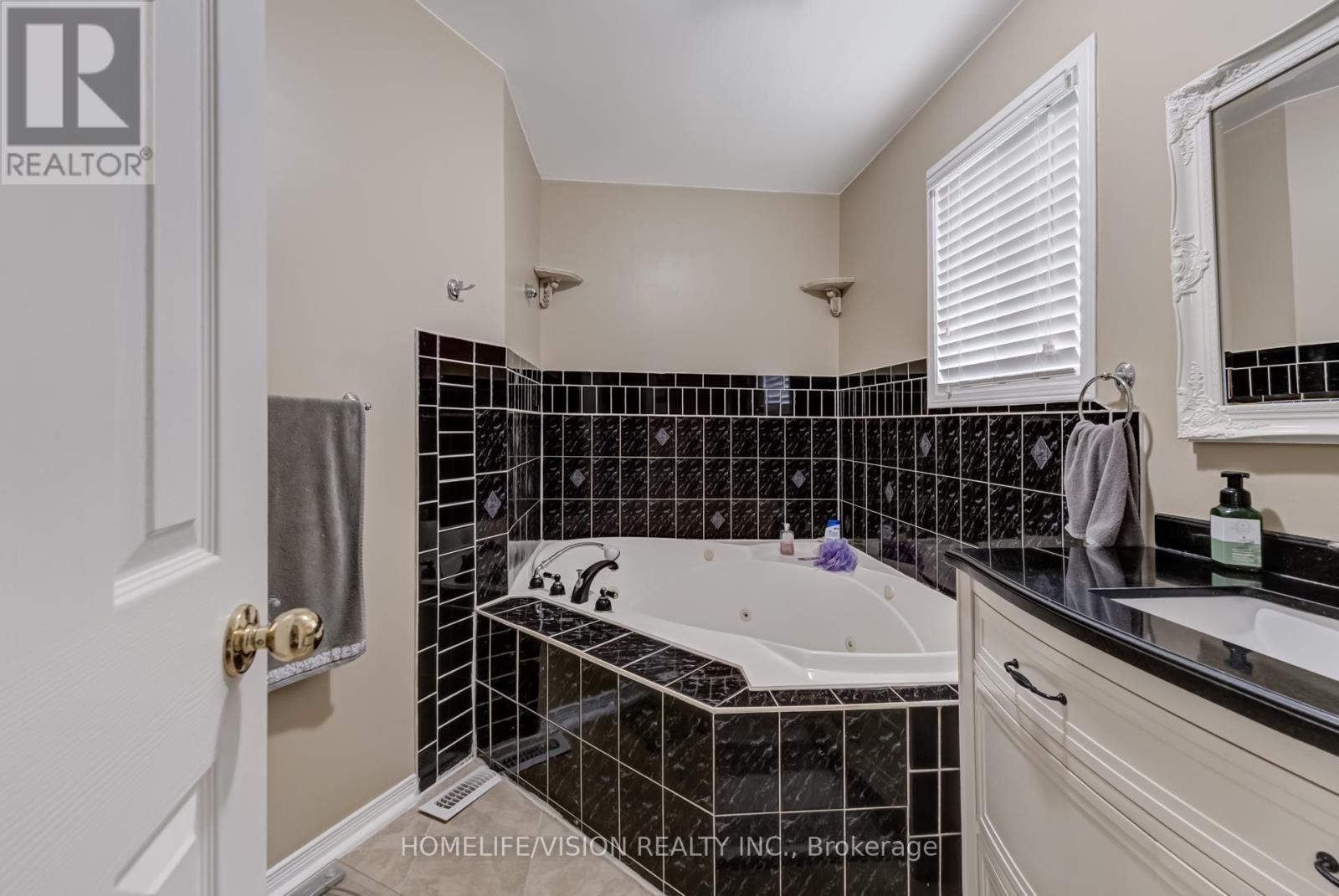 55 Etherington Crescent, Barrie, ON - Indoor Photo Showing Bathroom