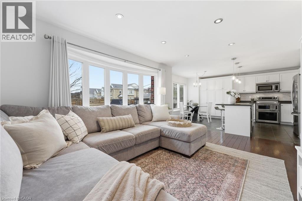 910 Vickerman Way, Milton, ON - Indoor Photo Showing Living Room