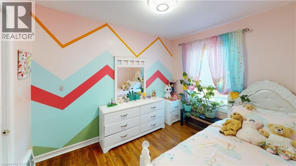 Bedroom with light wood-style flooring and baseboards - 10 Armstrong Avenue, Hamilton, ON - Indoor Photo Showing Bedroom
