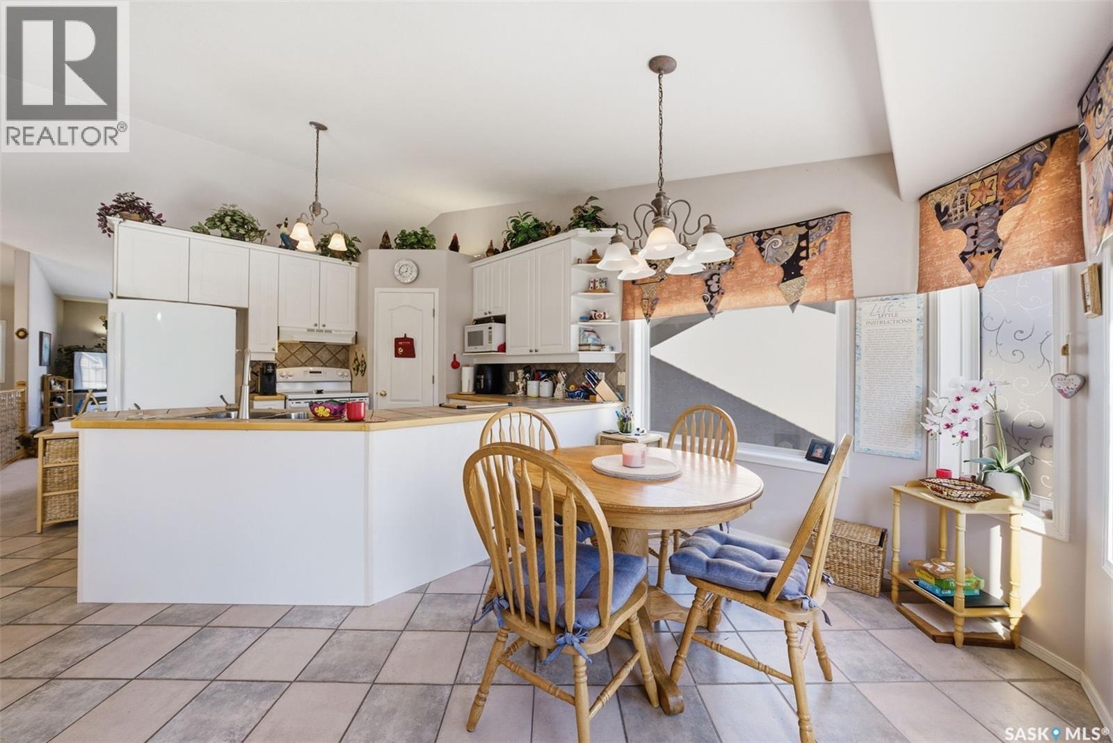 707 Bayview Close, Saskatoon, SK - Indoor Photo Showing Dining Room
