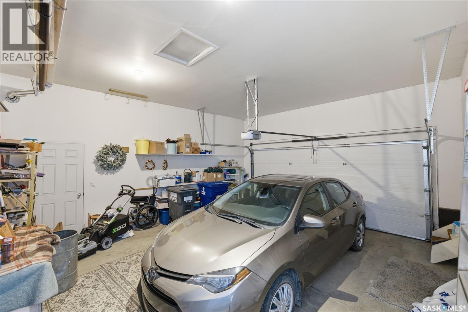 707 Bayview Close, Saskatoon, SK - Indoor Photo Showing Garage