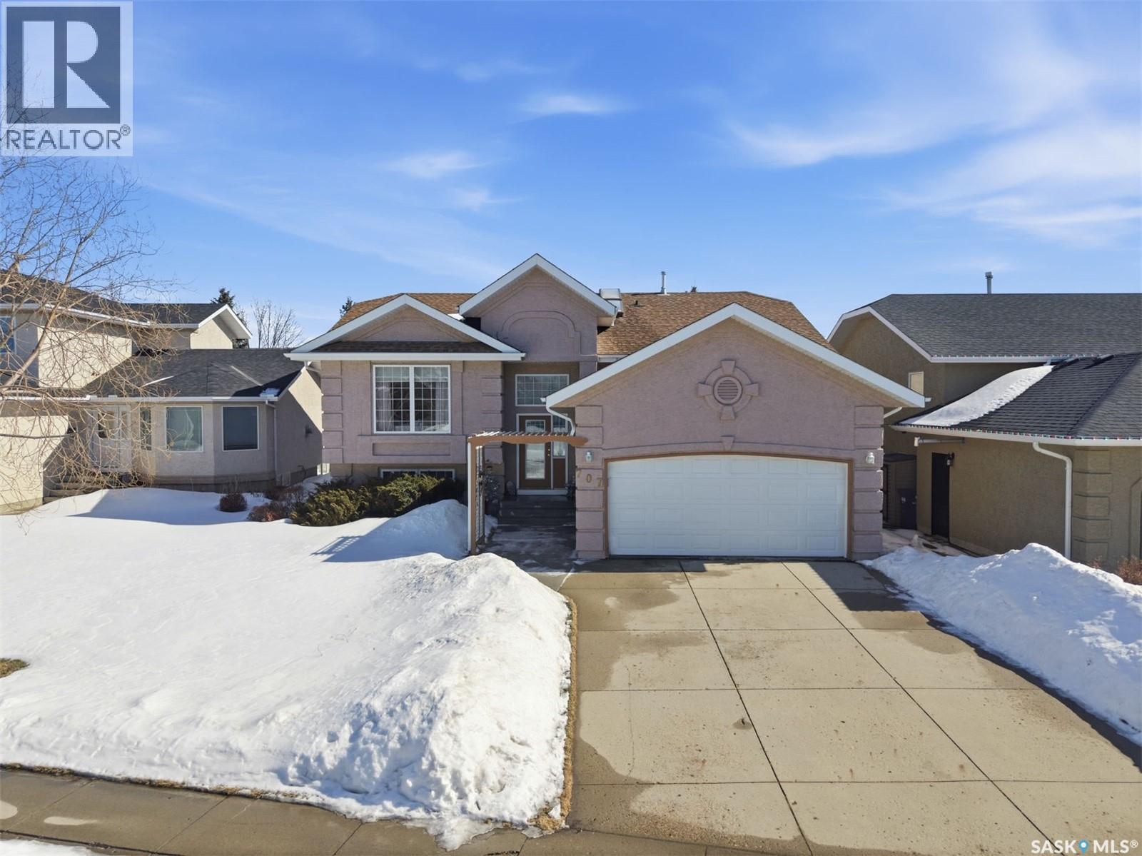 707 Bayview Close, Saskatoon, SK - Outdoor With Facade