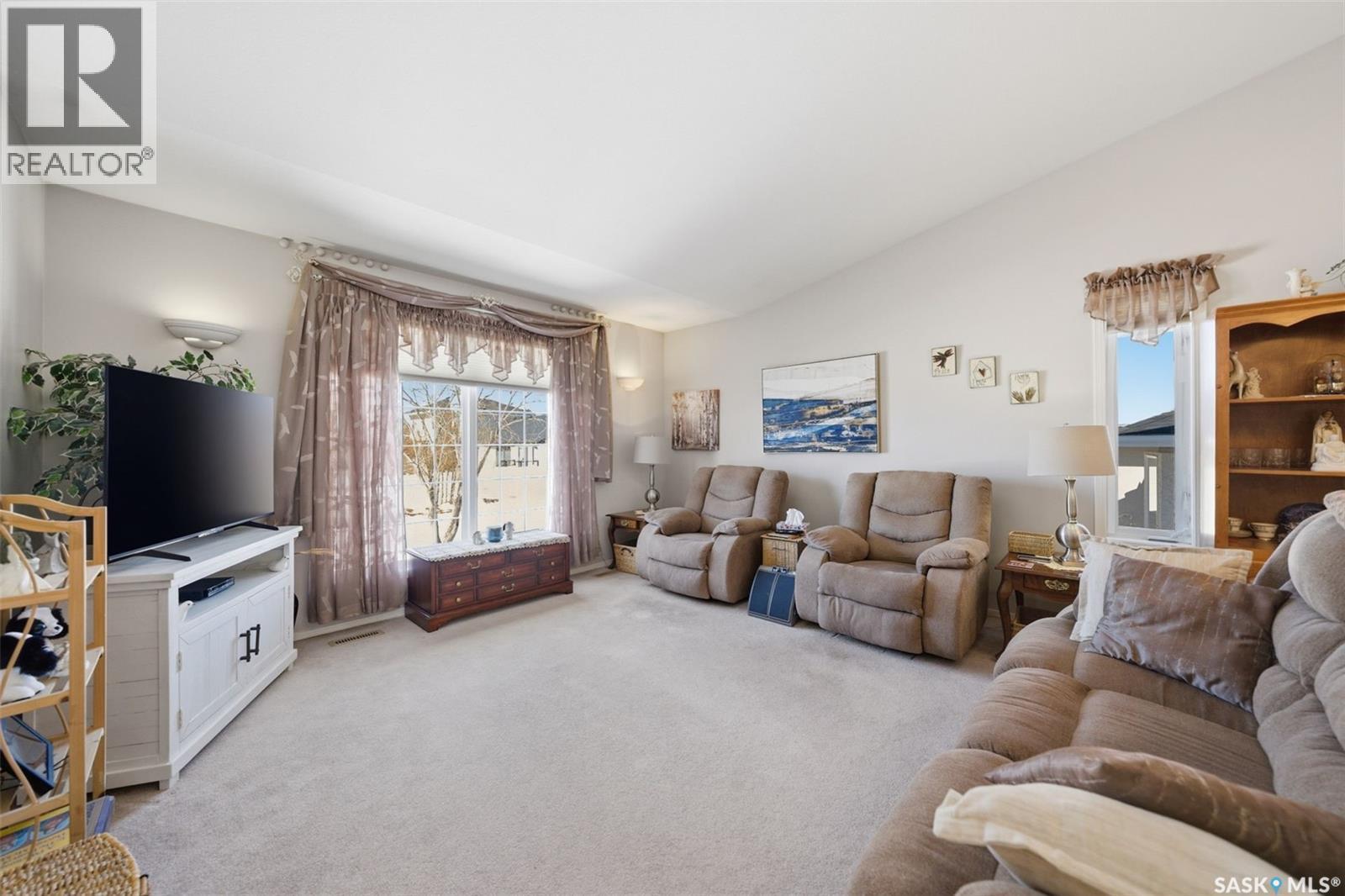 707 Bayview Close, Saskatoon, SK - Indoor Photo Showing Living Room
