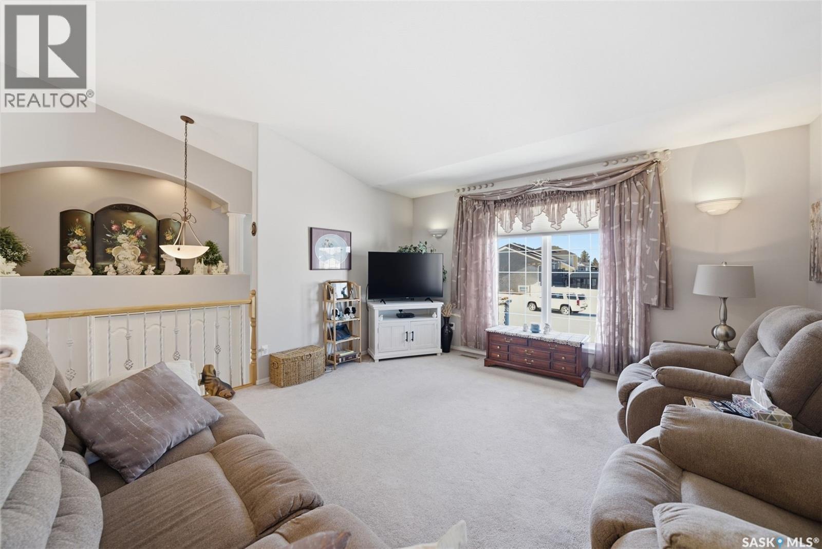 707 Bayview Close, Saskatoon, SK - Indoor Photo Showing Living Room