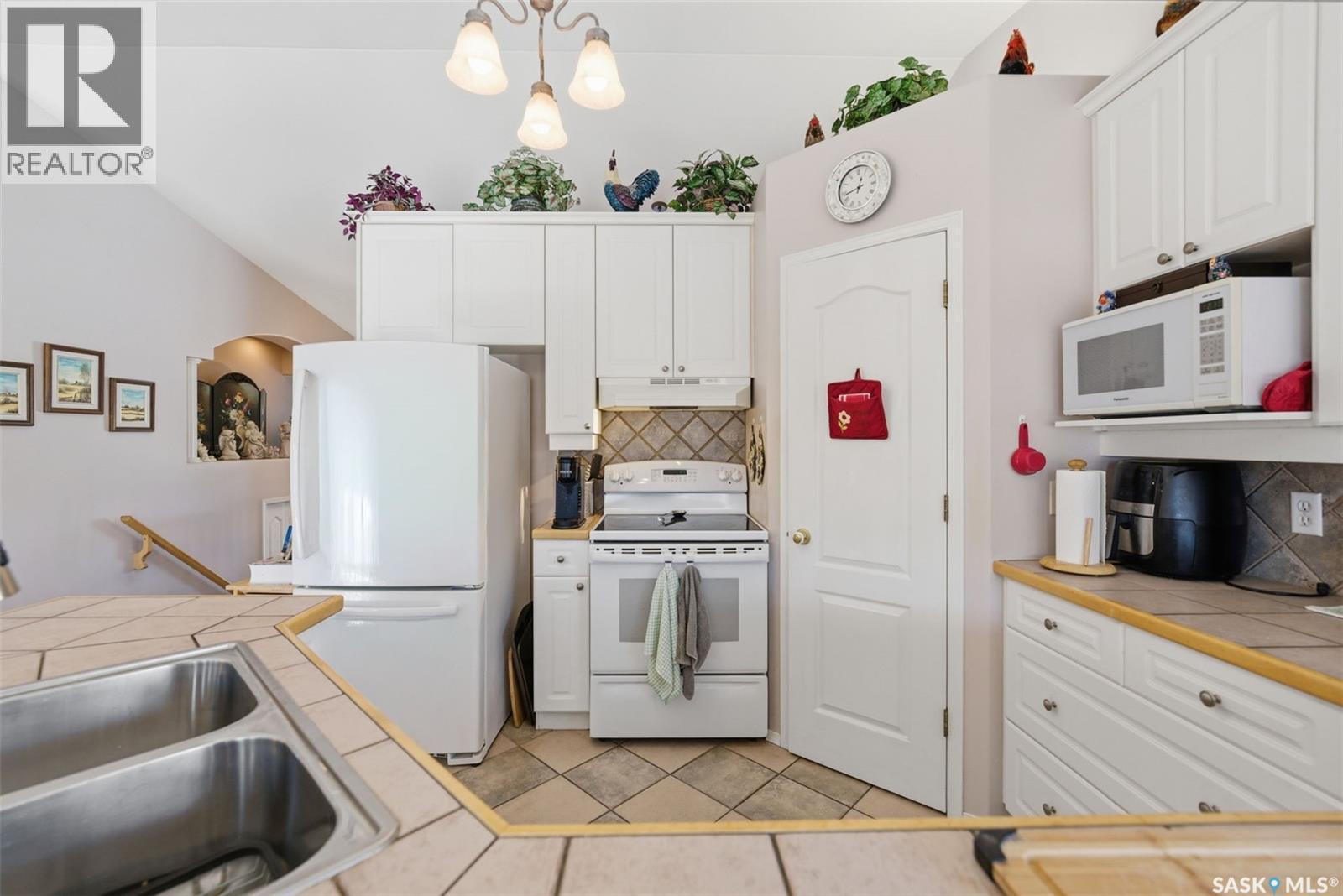 707 Bayview Close, Saskatoon, SK - Indoor Photo Showing Kitchen With Double Sink