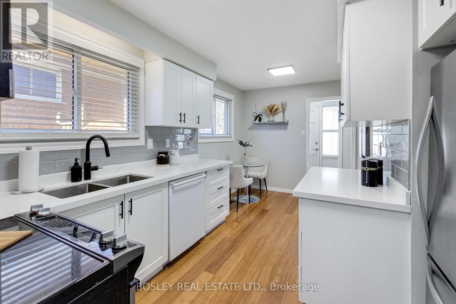 801 Eaglemount Crescent, Mississauga, ON - Indoor Photo Showing Kitchen With Double Sink