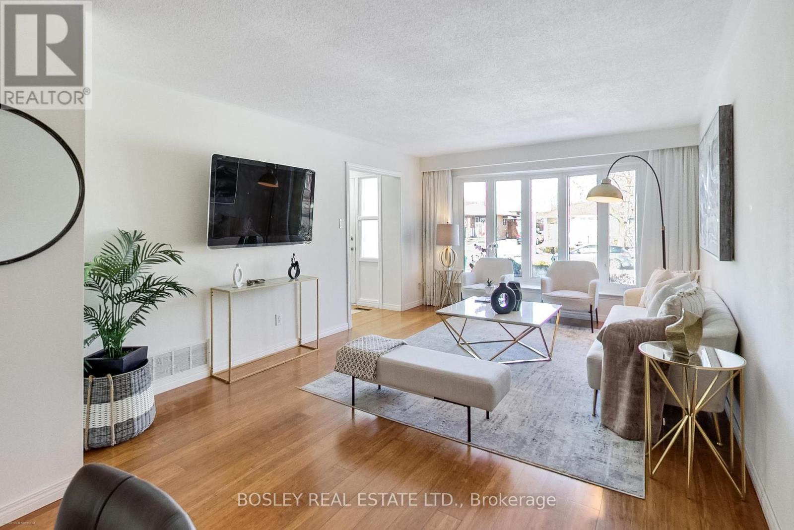 801 Eaglemount Crescent, Mississauga, ON - Indoor Photo Showing Living Room