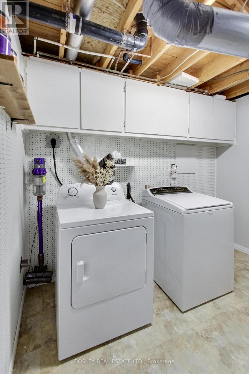 801 Eaglemount Crescent, Mississauga, ON - Indoor Photo Showing Laundry Room