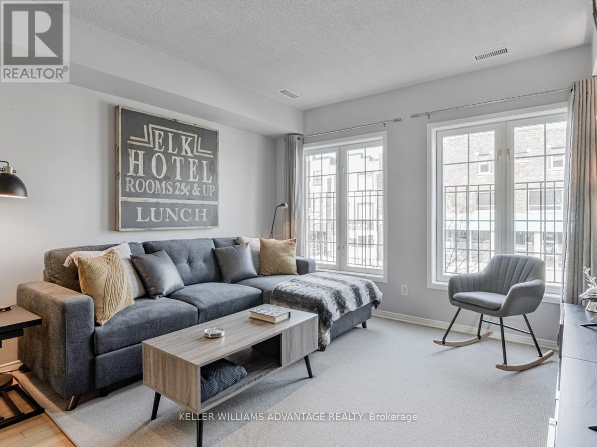 1521 Danforth Avenue, Toronto, ON - Indoor Photo Showing Living Room