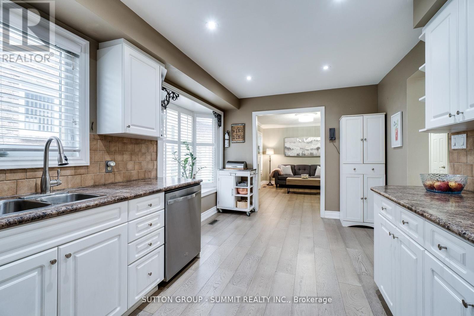 1624 Lewes Way, Mississauga, ON - Indoor Photo Showing Kitchen With Double Sink With Upgraded Kitchen