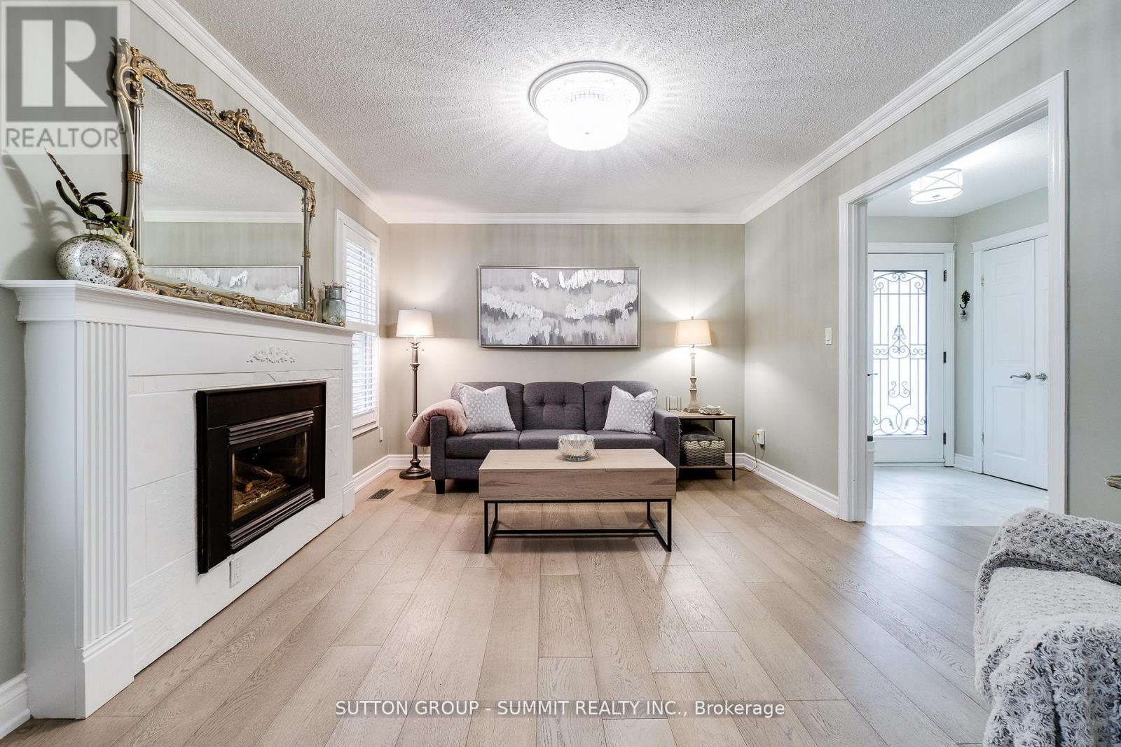 1624 Lewes Way, Mississauga, ON - Indoor Photo Showing Living Room With Fireplace