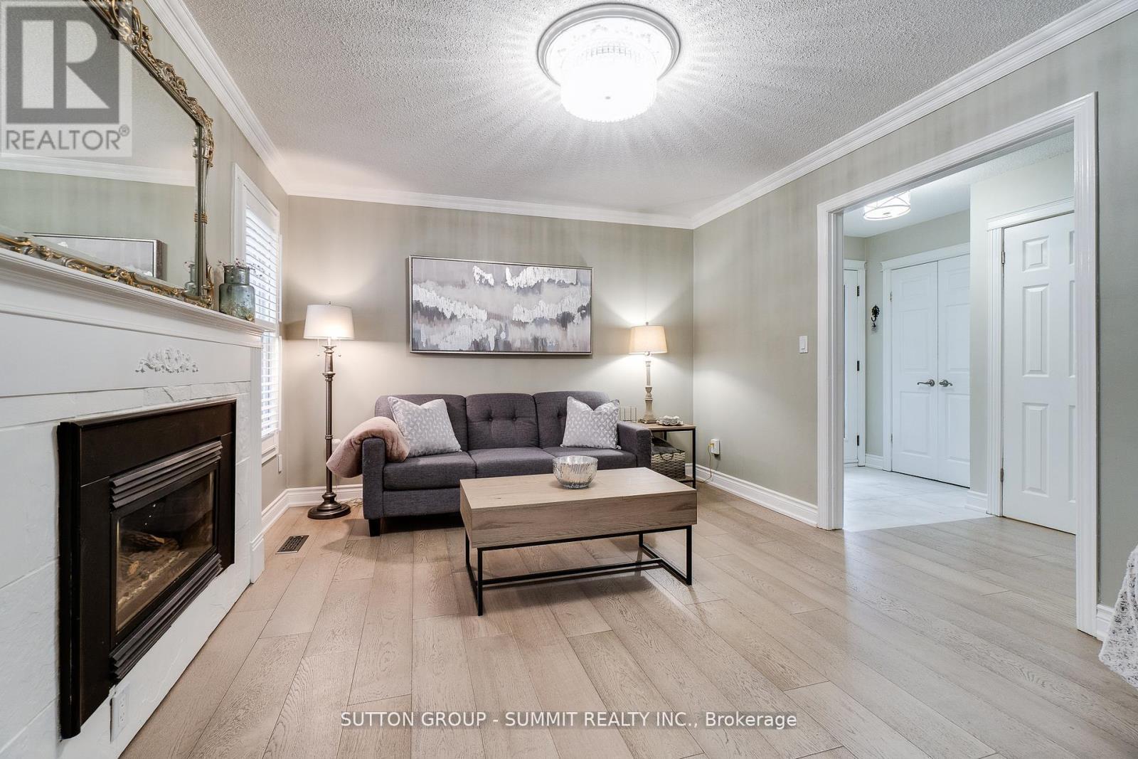 1624 Lewes Way, Mississauga, ON - Indoor Photo Showing Living Room With Fireplace